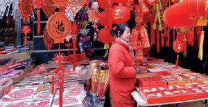 Un negozio di Pechino, con i ventagli e i tradizionali “déng lng”, le lanterne rosse, che contraddistinguono le attività commerciali cinesi in tutto il mondo.