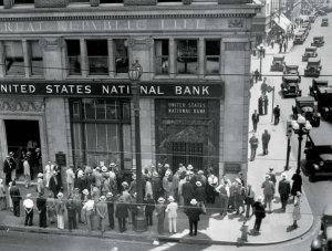 Nell’agosto del 1931, i clienti infuriati presidiano la sede della United States National Bank di Los Angeles. - Archivio BPP