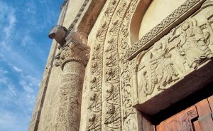 Taurisano (Lecce):Particolare della facciata della Chiesa della Madonna della Strada (XIII sec.).  uno dei più importanti esempi di architettura romanico-pugliese
del Salento. - Nello Wrona