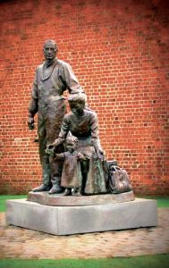 Liverpool: Una famiglia di emigranti nella statua che la citt ha dedicato alle migliaia di persone espatriate in cerca di lavoro. - Lydia Honeypot