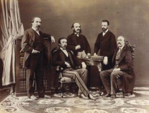 Il Segretario generale, Giacomo Grillo (al centro, in piedi), e la Direzione generale della Banca dItalia in una foto del settembre 1868. - Album F.lli Alinari